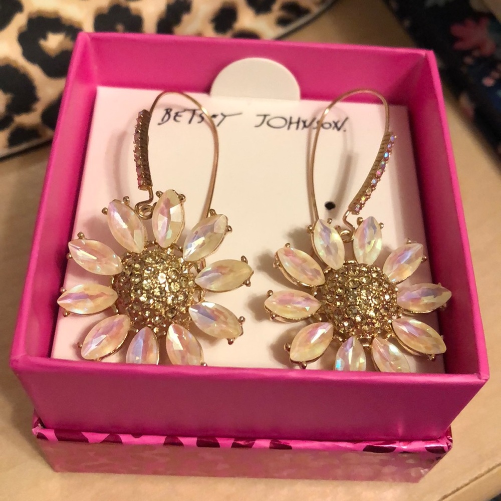 Betsey Johnson daisy drop earrings